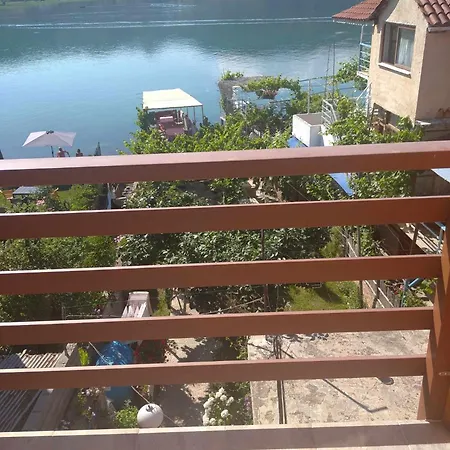 Erda Lakeside Bed & Breakfast Lin