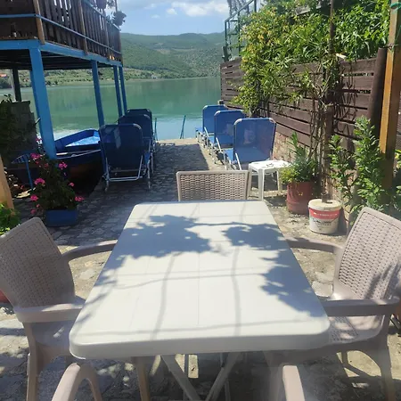 Erda Lakeside Bed & Breakfast Lini