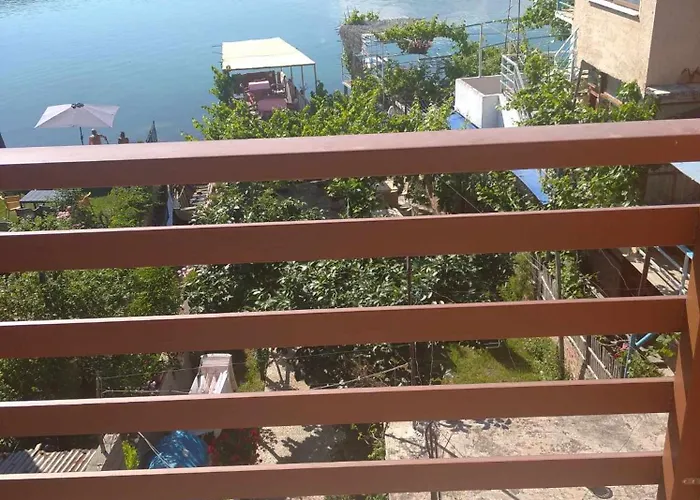 Erda Lakeside Couette-café Lini